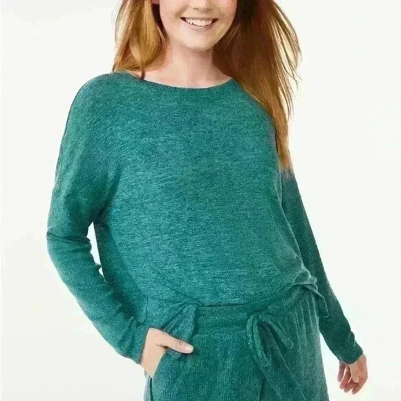 Sold out! Joyspun Women’s strawberry print long sleeve top and shorts pajama set - Picture 4 of 4